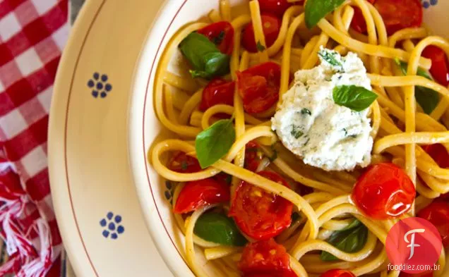 Macarrão com tomate cereja e ricota Herbed
