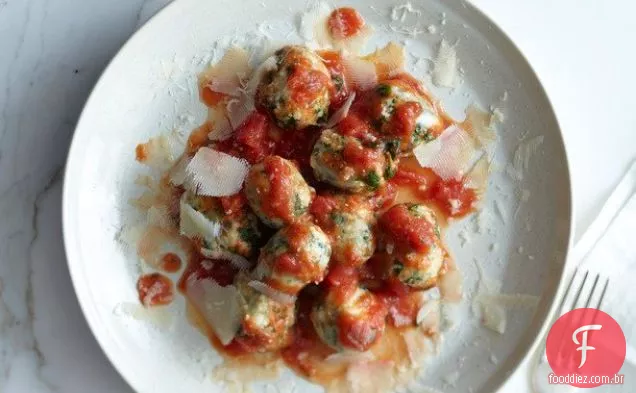 Acelga suíça e espinafre ravioli Nudi em molho de tomate simples de ' Os Gloriosos vegetais da Itália