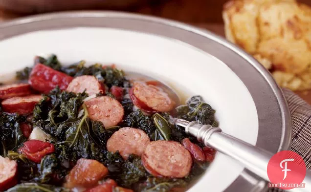 Sopa de couve picante com salsicha Andouille