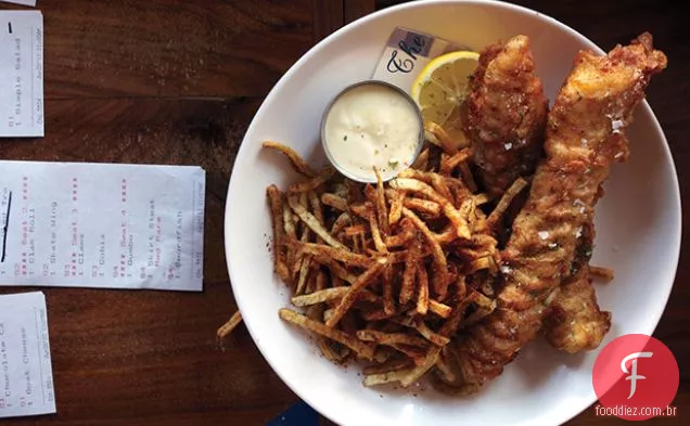 Peixe e batatas fritas com maionese de vinagre de malte