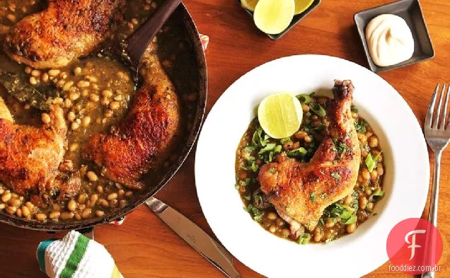 Frango assado crocante com feijão branco e Chile Verde