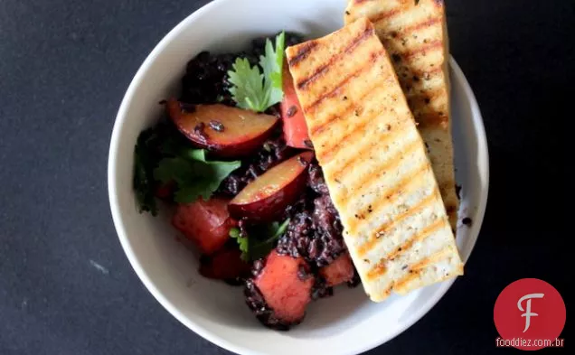 Arroz proibido de coco à frente com Tofu e frutas de Verão