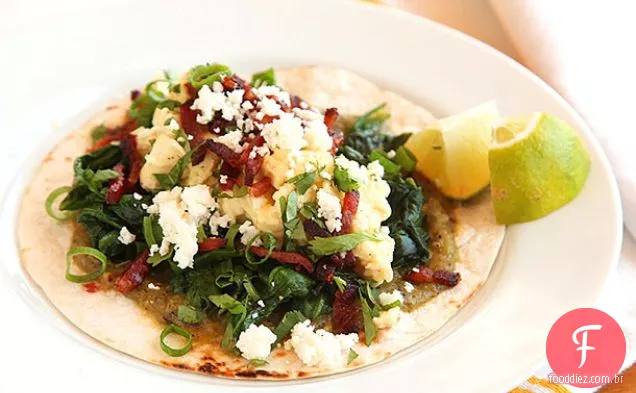 Tacos de café da manhã com ovos, espinafre e Bacon