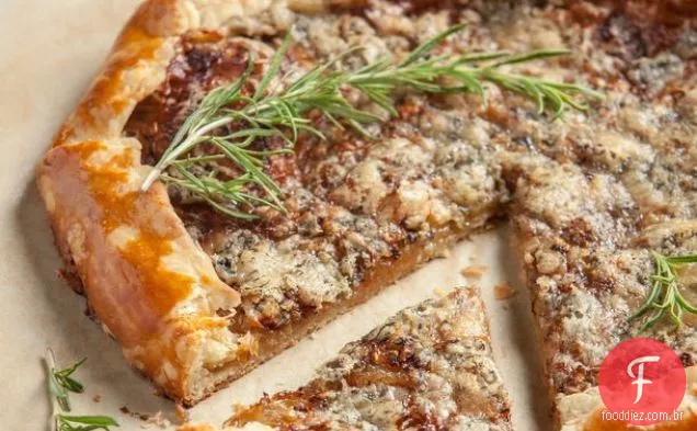 Cebola caramelizada e Bayley Hazen Blue Galette do Livro de receitas 