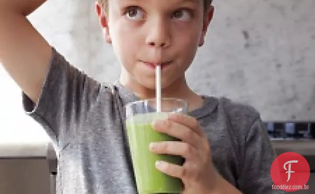 Couve, abacaxi e Smoothie de leite de amêndoa