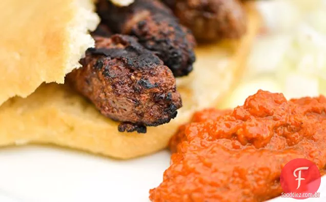 Cevapi (salsichas de carne e cebola do Sudeste Europeu)