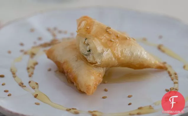 Triângulos Phyllo recheados com queijo fresco (briouats bil jben)