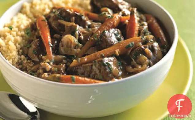 Ensopado de carne temperada com cenoura e hortelã