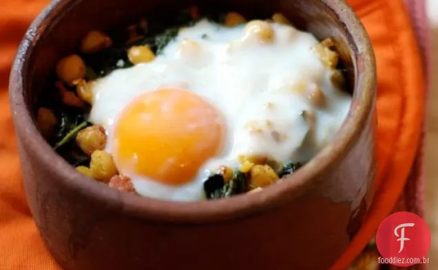 Grão de bico, couve e salsicha com ovo assado no forno