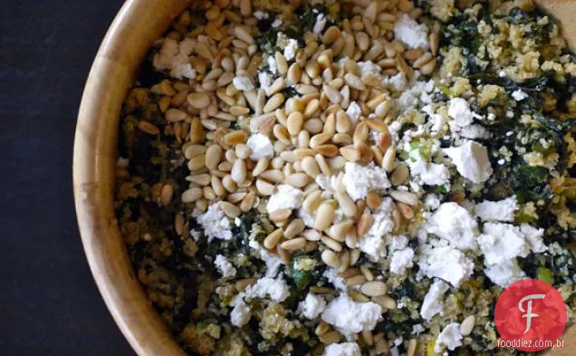 Um Pote De Couve E Quinoa Pilaf