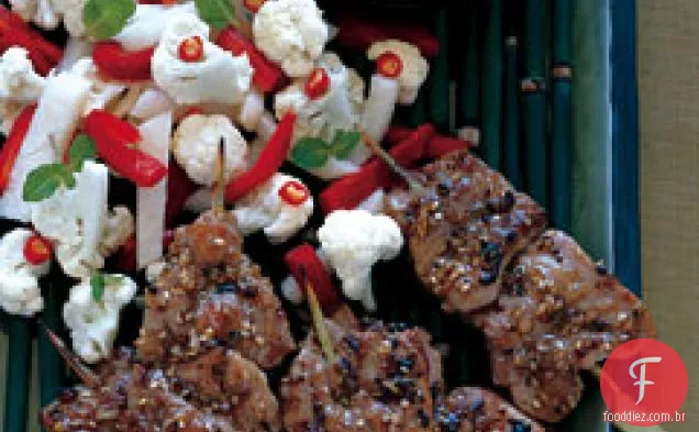 Satay de porco com picles de legumes frescos
