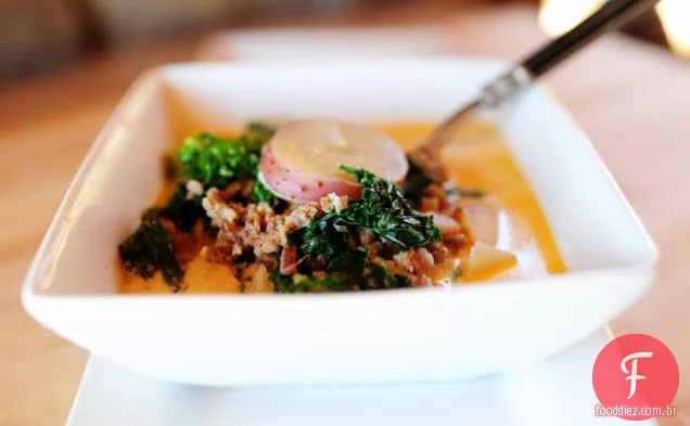 Sopa de salsicha, batata e couve