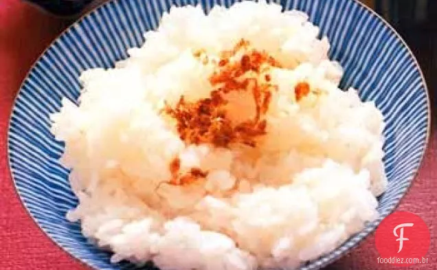 Arroz com flocos de Bonito vidrados de soja e sementes de gergelim