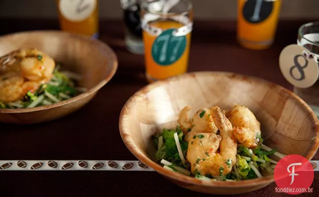Camarão de rocha cremosa crocante com aioli doce Chile e maçã Slaw