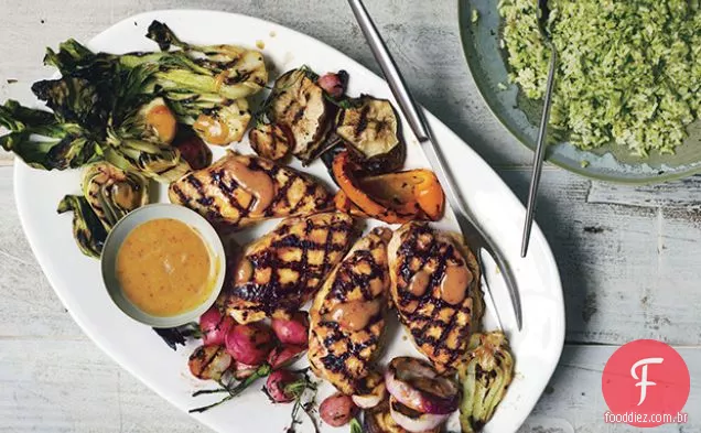 Frango asiático grelhado com Bok Choy, Cogumelos Shiitake e rabanetes