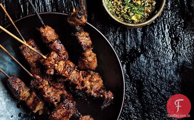Espetos de bife com molho de Cebolinha