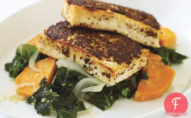 Tofu com crosta de mostarda com couve e batata-doce