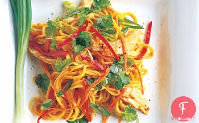 Macarrão asiático picante e salada de frango