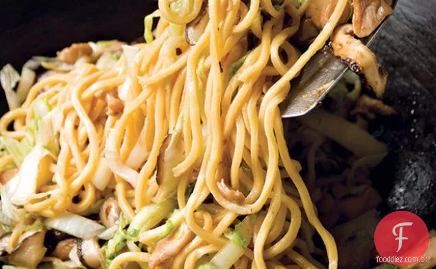 Frango Lo Mein com cogumelos de gengibre