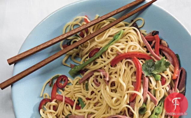 Macarrão De Ovo chinês com pato defumado e ervilhas