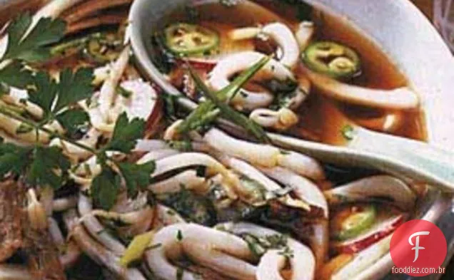 Carne Vietnamita picante e sopa de macarrão