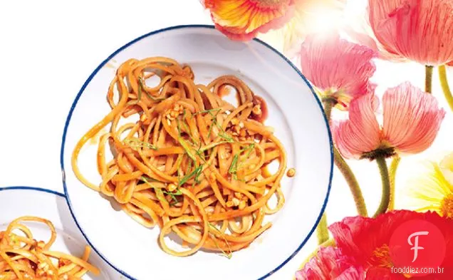 Macarrão de amendoim doce e picante