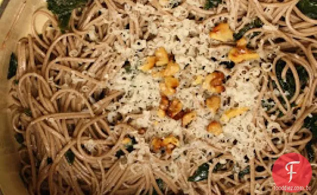 Macarrão Soba Com Couve E Molho De Noz