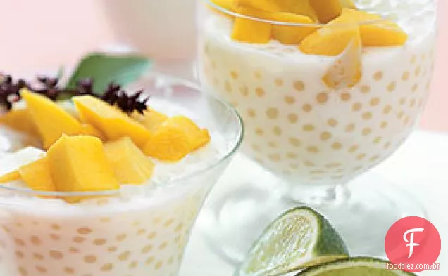 Pudim de Tapioca de coco tailandês com manga temperada de Caiena