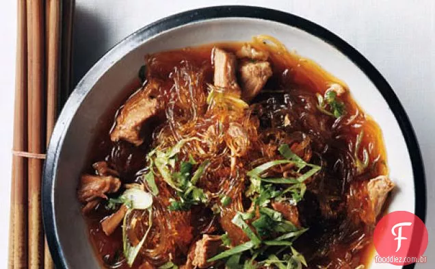 Sopa de macarrão de porco com canela e anis