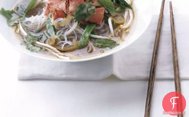 Sopa De Macarrão De Carne Ao Estilo Vietnamita