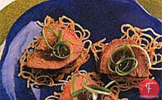 Gengibre-Hoisin carne e cebolinha em Bolos De Macarrão crocantes