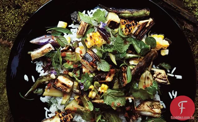 Salada de legumes grelhados e arroz com vinagrete de molho de peixe