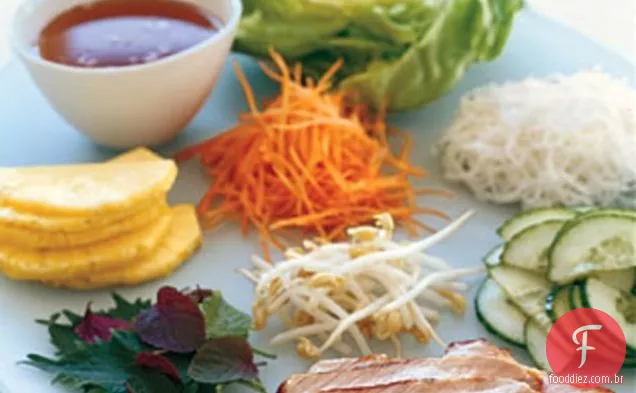 Carne de Porco de capim-limão com salada de mesa Vietnamita