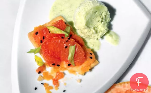 Torta de toranja rosa com sorvete Edamame e Sementes De Gergelim Preto