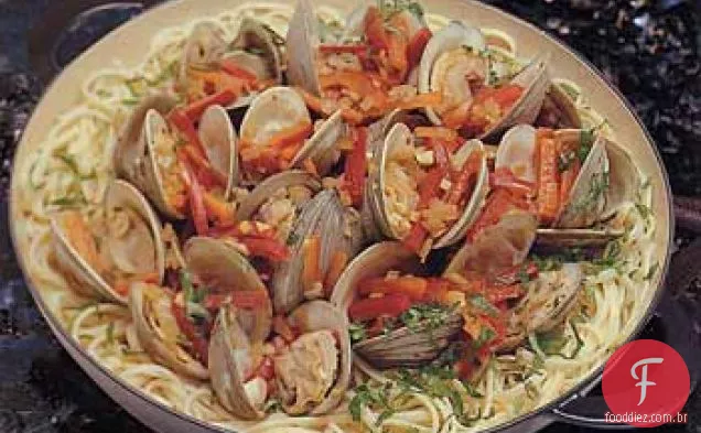 Macarrão picante ao estilo asiático com amêijoas