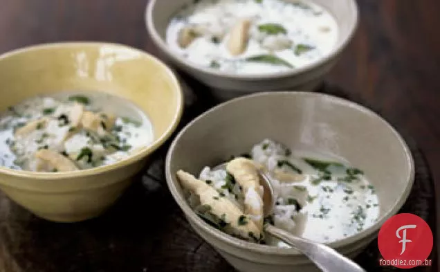 Sopa de frango e arroz ao estilo Tailandês