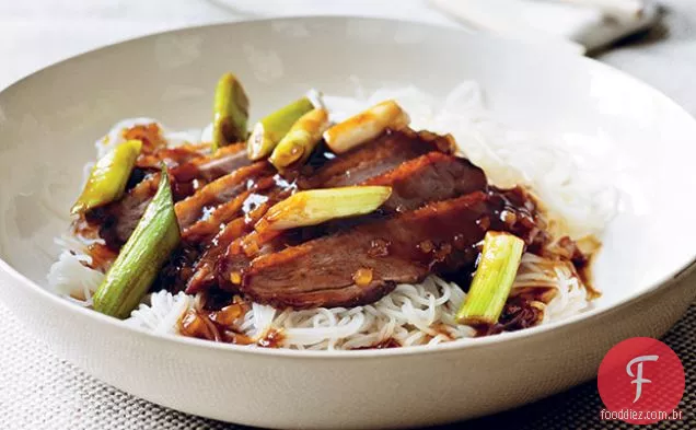 Gengibre e Pato Hoisin com macarrão de vidro