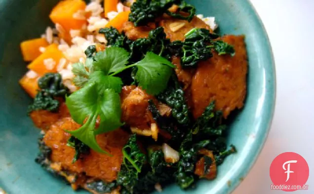 Tempeh Pan-vitrificado alaranjado com couve e arroz da Batata Doce