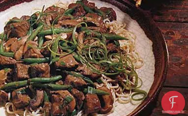 Hoisin-carne de porco refogada, cogumelos e feijão verde no macarrão