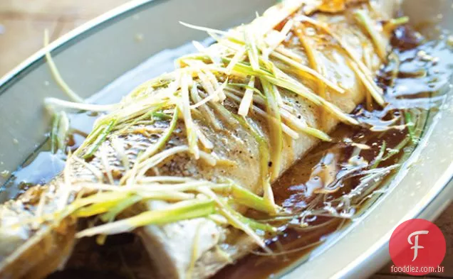 Peixe inteiro cozido no vapor com gengibre, cebolinha e soja