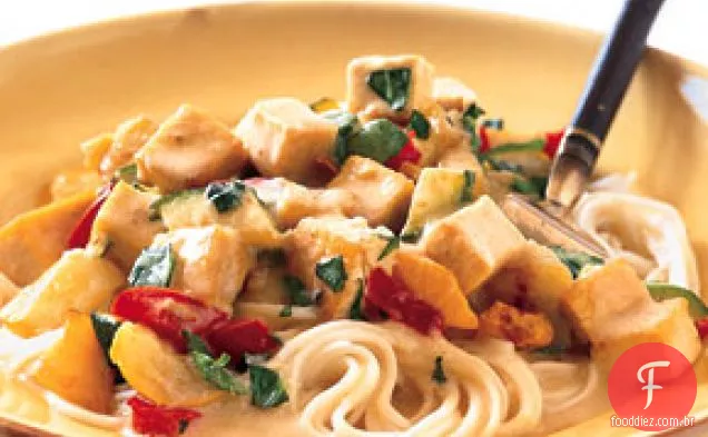Tofu tailandês com abobrinha, pimentão vermelho e limão
