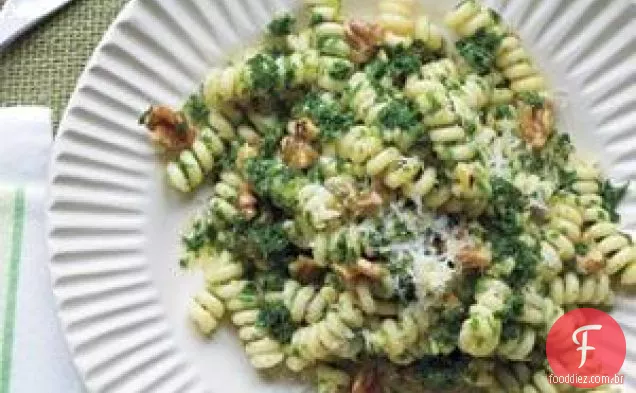 Macarrão Com Couve E Pesto De Noz