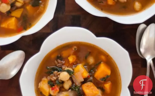Sopa Vegana De Batata Doce, Couve E Grão De Bico