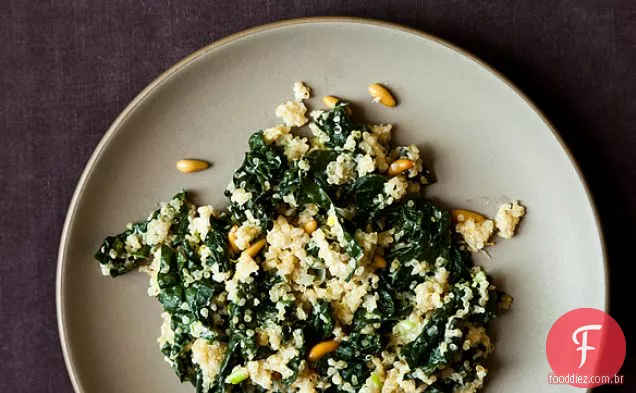 Um Pote De Couve E Quinoa Pilaf