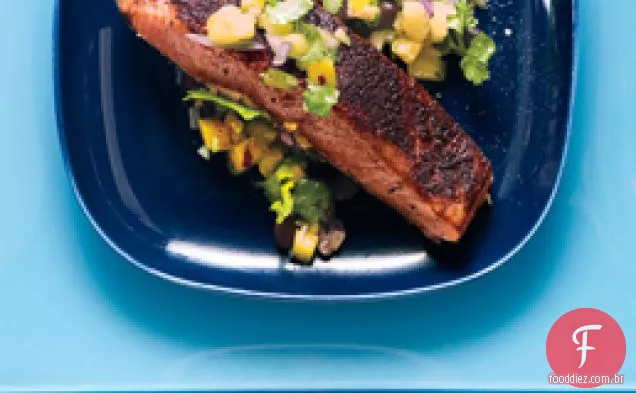 Jamaicano empurrão salmão e manga abacaxi Salsa