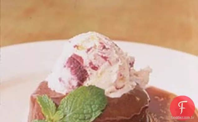 Bolo Mole com sorvete de cereja-amêndoa, Anglaise de Tamarindo e caramelo Laranja