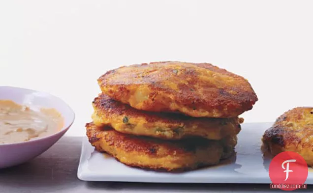 Bolos de batata equatorianos com molho de amendoim