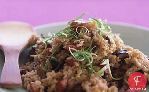 Arroz pegajoso com salsicha chinesa