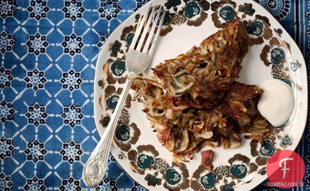 Panquecas de batata de Cecylia Roznowska recheadas com Bacon, cogumelos e cebola