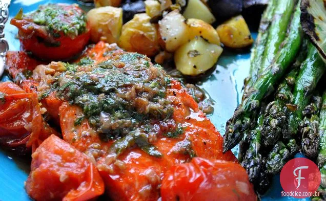 Jogo de cozinha: salmão com manteiga Herbada e molho de tomate estourado